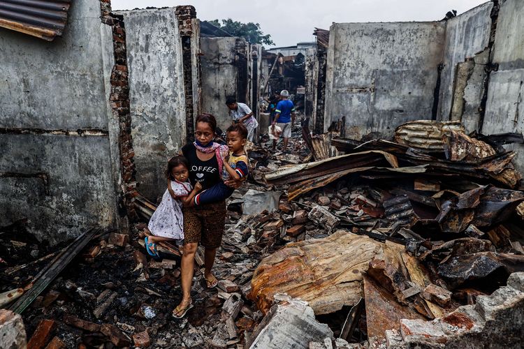 Suasana sisa kebakaran yang menghanguskan perkampungan padat penduduk di Duri Selatan, Tambora, Jakarta Barat, Kamis (13/8/2020). Sebanyak 382 keluarga atau 987 warga kehilangan tempat tinggal dan satu pasar tradisional terbakar.