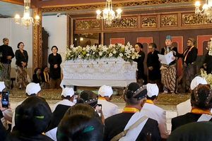 Putra Mahkota Nyatakan Naik Tahta Jadi Raja Keraton di Hadapan Jenazah PB XIII