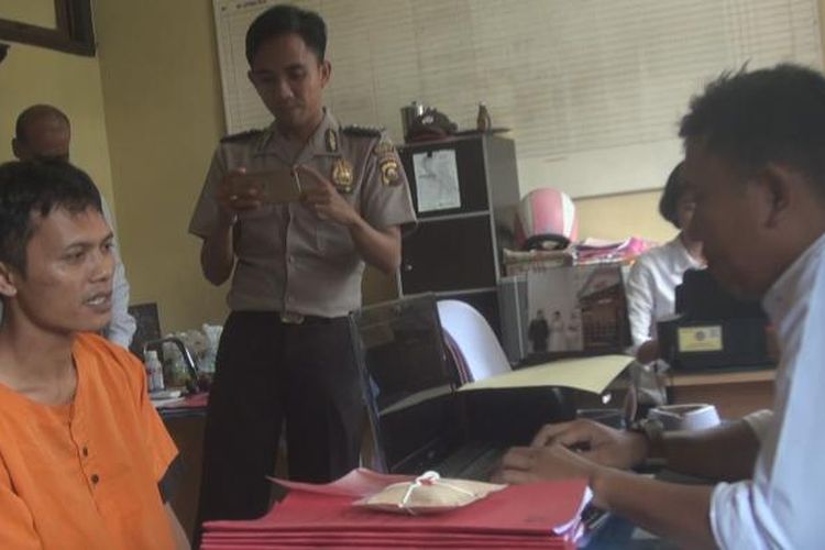 Tersangka Satradi di periksa oleh personel Sanarkoba Polres Prabumulih setelah diangkap dengan barang bukri 1,6 ons  sabu yang dikendalikan  dari Lapas Merah Mata Palembang