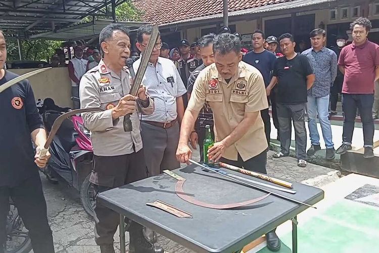 Kapolsek Ciruas Kompol Hasan Khan (tengah) didamping Kasat Reskrim Polres Serang AKP Dedi Mirza (kiri) saat menunjukan barang bukti senjata tajam yang dibawa pelajar saat tawuran pada Selasa (22/11/2022).