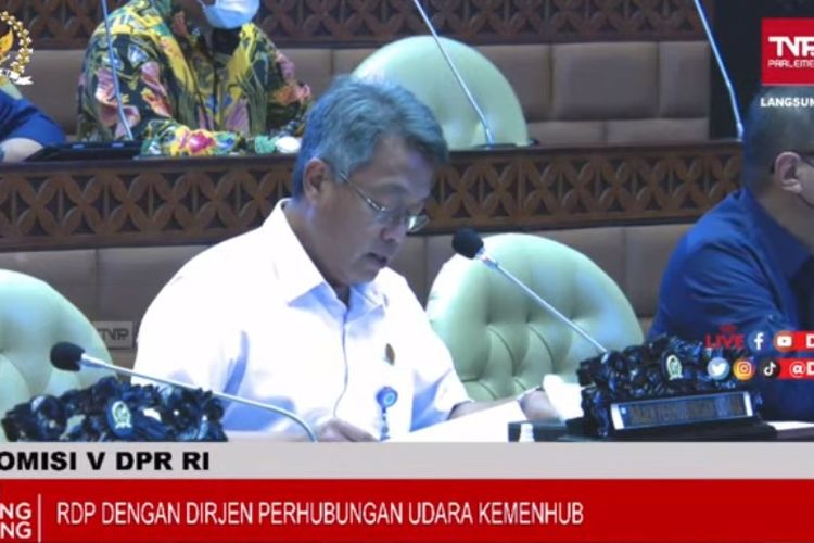 Dirjen Perhubungan Udara Kemenhub Novie Riyanto saat Rapat Dengar Pendapat dengan Komisi V DPR RI, Selasa (5/4/2021).