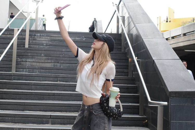 Lisa BLACKPINK kerap tampil dengan koleksi tas mewah, bahkan ada yang bernilai miliaran rupiah. Intip 7 pilihannya yang ikonik.