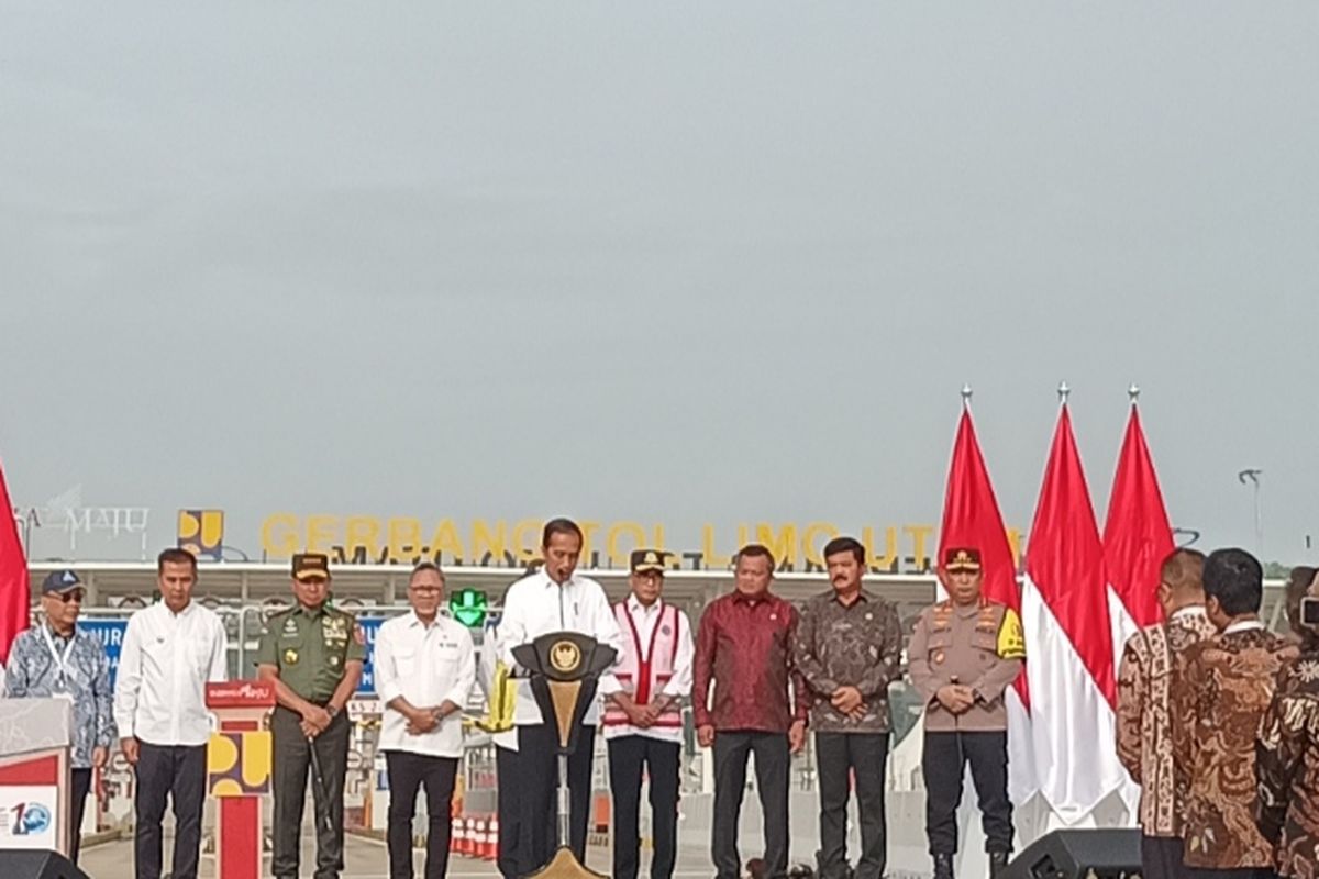Presiden Joko Widodo saat meresmikan Jalan Tol Pamulang-Cinere-Raya Bogor  di Gerbang Tol Limo Utama, Kota Depok, Jawa Barat, Senin (8/1/2024).