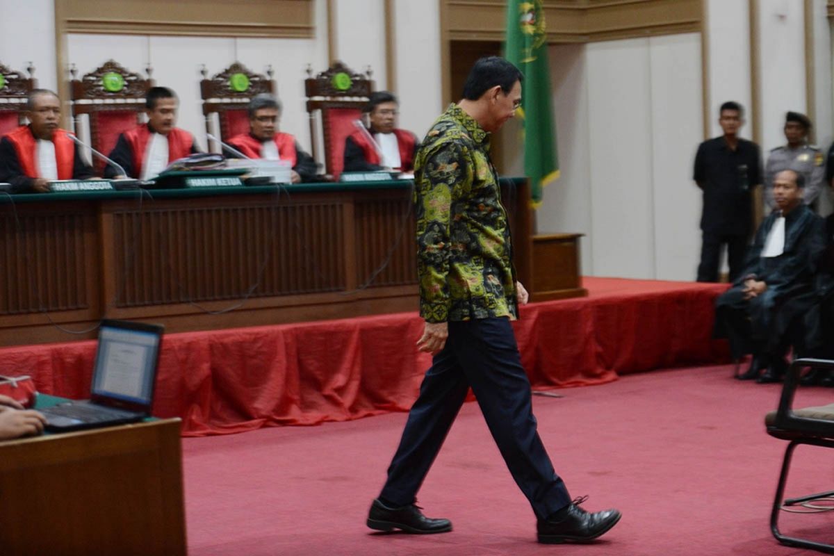 Terdakwa kasus dugaan penodaan agama Basuki Tjahaja Purnama atau Ahok mengikuti sidang lanjutan yang digelar PN Jakarta Utara di Auditorium Kementerian Pertanian, Jakarta Selatan, Kamis (20/4/2017). Dalam sidang dengan agenda pembacaan tuntutan itu, Jaksa Penuntut Umum (JPU) menyatakan Ahok bersalah dan dipidana 1 tahun penjara dengan masa percobaan 2 tahun.