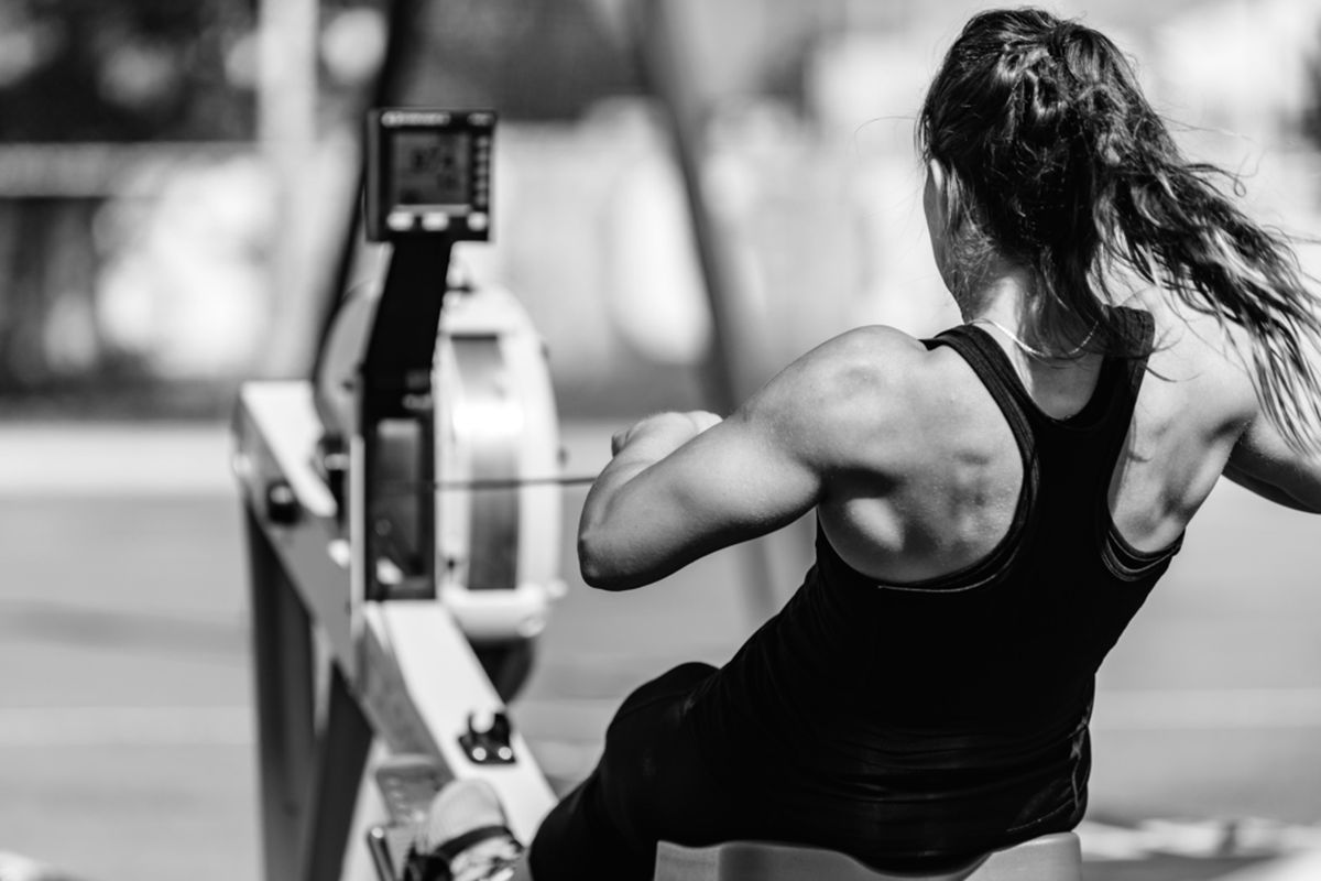 Gerakan mendayung dengan menggunakan rowing machine.