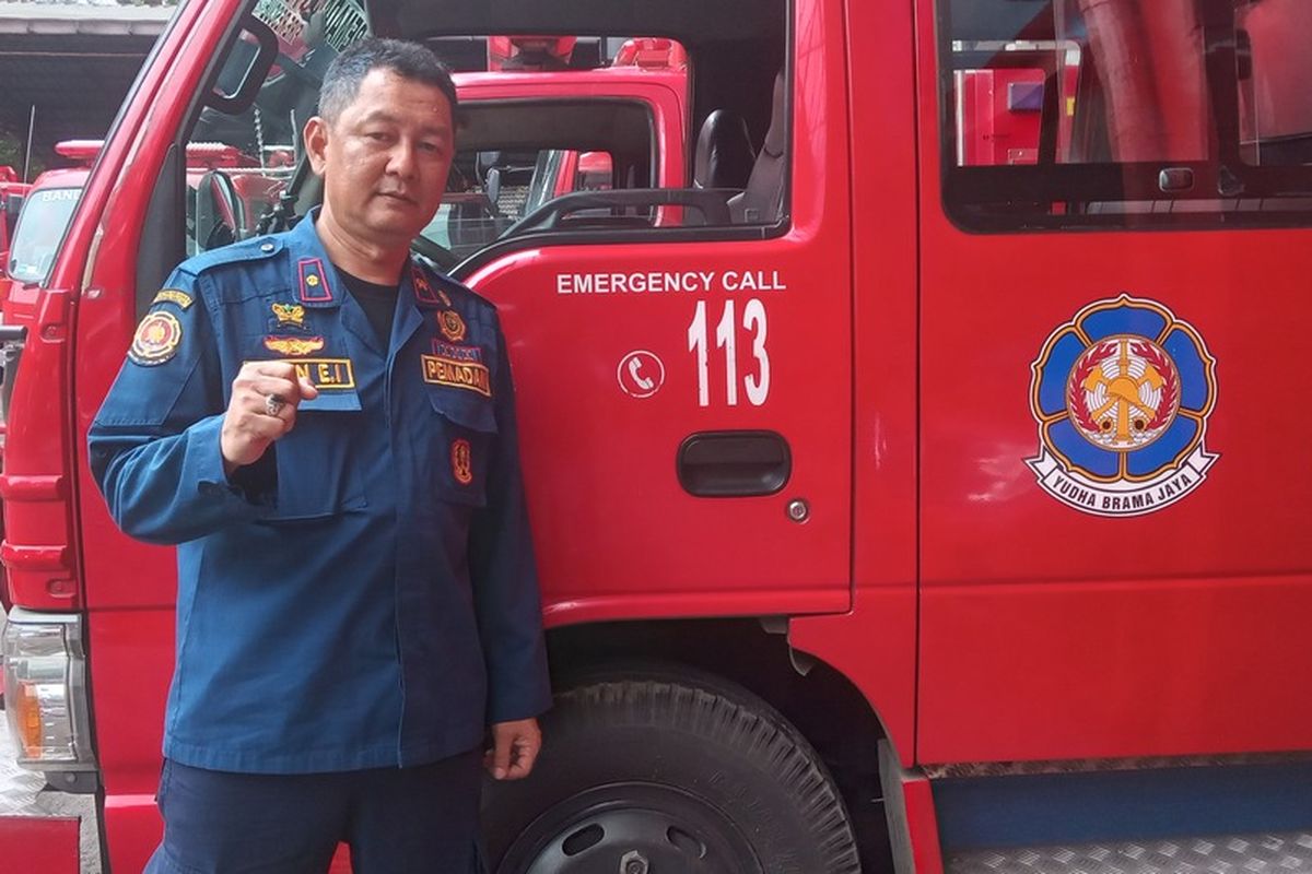 Danru DiskarPB Kota Bandung, Encep Irman dan Kasi Penyelamatan Diskar PB john Erwin saat ditemui di Markas Diskap PB Kota Bandung, selasa (21/1/2024)