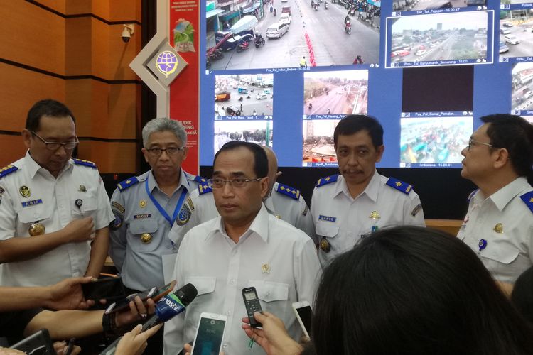 Menteri Perhubungan Budi Karya Sumadi di Posko Nasional Angkutan Lebaran Terpadu di Kemenhub, Jakarta, Senin (3/6/2019).