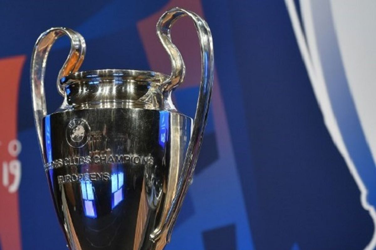 Trofi Liga Champions dipamerkan jelang drawing babak 16 besar di markas UEFA, Nyon, Swiss, 17 Desember 2018. 