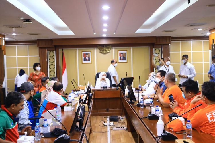 A file photo of Indonesia's Manpower Minister Ida Fauziyah (center) talks to several representatives of the Indonesian workers at the ministry's building in Jakarta dated Feb. 16, 2022.  