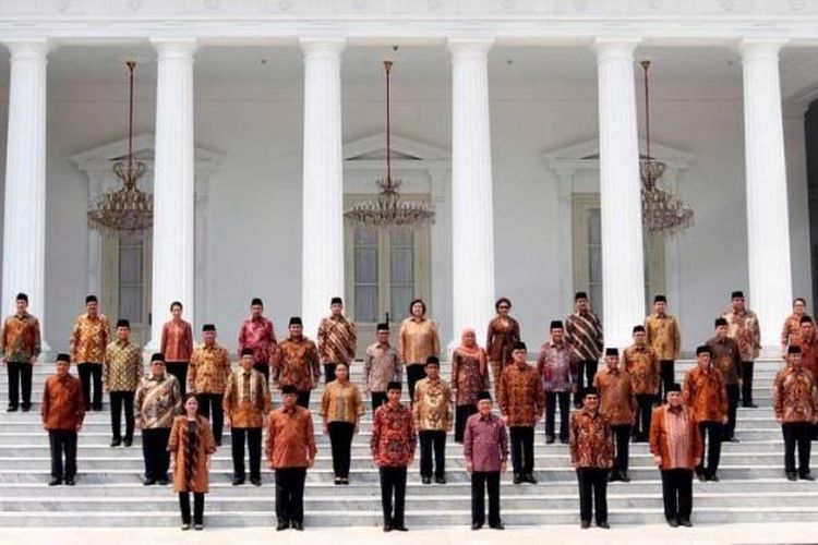 Presiden Joko Widodo (Jokowi) bersama Wakil Presiden Jusuf Kalla (JK) berfoto bersama anggota Kabinet Kerja di Istana Merdeka, Jakarta, Senin (27/10/2014). Para menteri yang memperkuat Kabinet Kerja pemerintahan Jokowi-JK secara resmi dilantik.