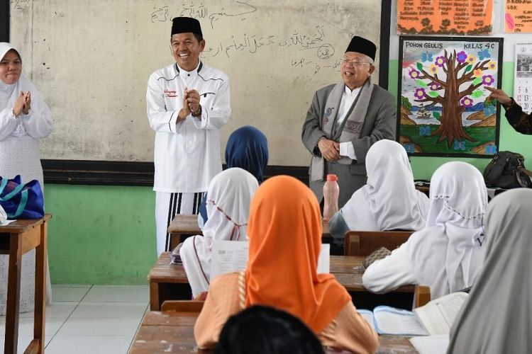 Bupati Purwakarta Dedi Mulyadi sedang mengenalkan kitab kuning dan mendorong para pelajar membaca buku berisi banyak pemikiran klasik tersebut.