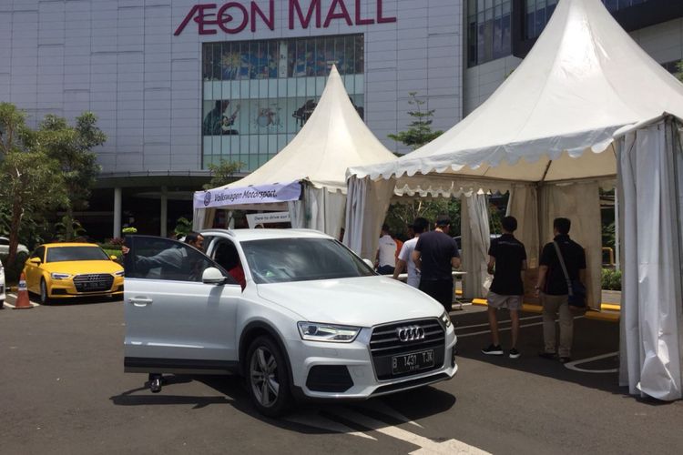 Sesi test drive mobil-mobil Audi dan VW buat para pengunjung mall AEON di Tangerang dalam acara yang digelar Garuda Mataram Motor, Sabtu (24/2/2018).
