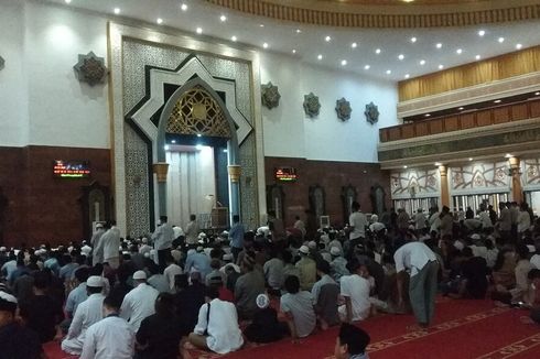 Tarawih Pertama di Islamic Center NTB, Warga: Bersyukur, Diizinkan Merapatkan Saf