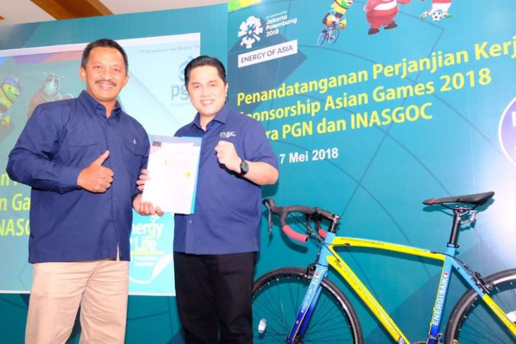 Direktur Utama PT PGN Tbk Jobi Triananda Hasjim (kedua kiri) bersama Presiden INASGOC Erick Thohir (kanan) usai penandatangan Perjanjian Kerjasama Sponsorsip Asian Games 2018 di Kantor PGN, Jakarta, Senin (7/5/2018). Dalam perjanjian kerja sama tersebut PGN akan membantu sejumlah kegiatan promosi sampai mendukung acara pembukaan ajang olahraga terbesar di Asia tersebut.

