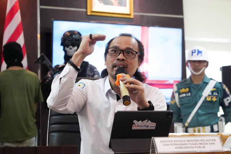 Asisten Khusus Menteri Kelautan dan Perikanan Bidang Media dan Komunikasi Publik, Doni Ismanto saat menjawab pertanyaan wartawan dalam momen konferensi pers di Palembang, Sumatera Selatan belum lama ini.