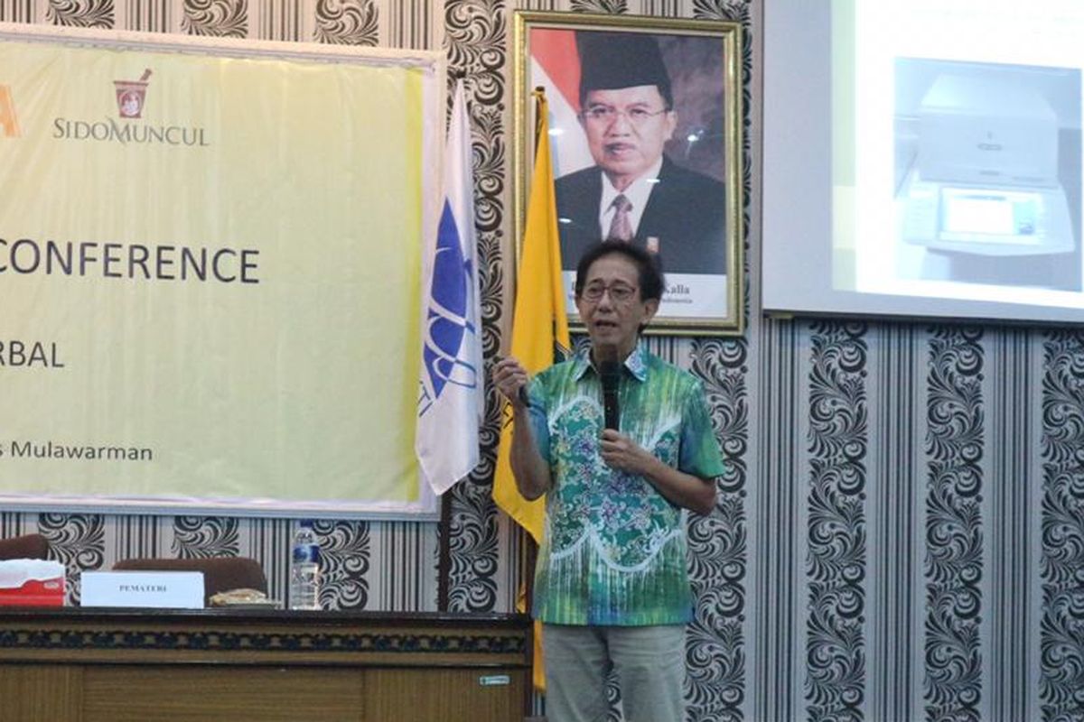 Direktur PT. Industri Jamu dan Farmasi Sido Muncul, Tbk Irwan Hidayat, saat memberikan seminar di acara The 9th Mulawarman Pharmaceutical Conference di gedung rektorat Universitas Mulawarman, Samarinda, Kalimantan Timur, Sabtu (23/03/2019)