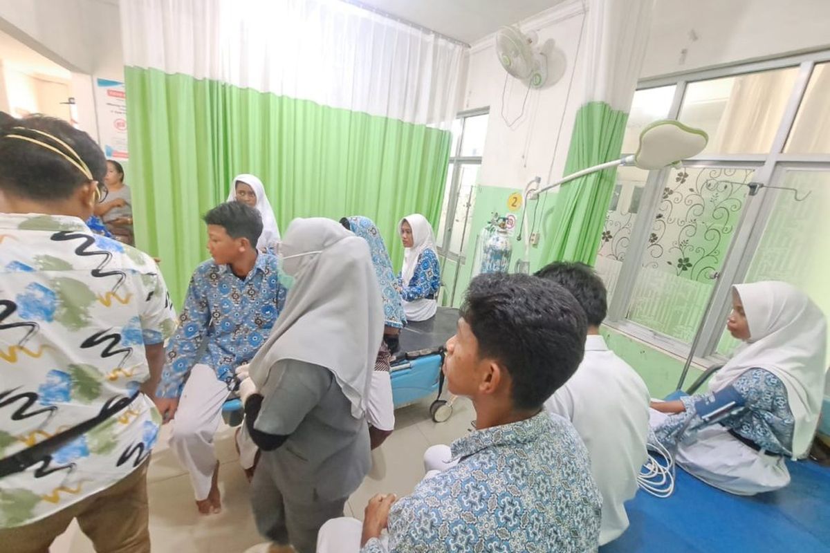 251 siswa dari tingkat SD hingga SMA di Kabupaten Banggai Kepulauan, Sulawesi Tengah, dilarikan ke rumah sakit setelah mengalami gejala keracunan usai menyantap sajian dari program Makanan Bergizi Gratis (MBG), Kamis (18/9/2025).