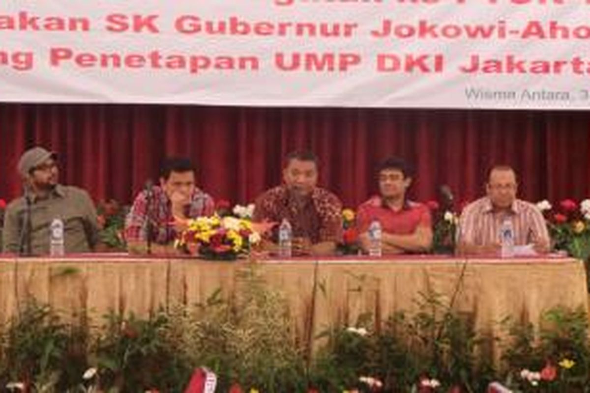 Elemen buruh melakukan jumpa pers terkait refleksi akhir tahun 2013 tentang isu perburuhan dan gugatan ke PTUN terhadap penolakan SK Penetapan UMP DKI Jakarta. Senin (30/12/2013).