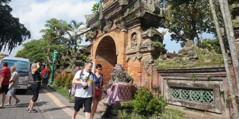 Pintu masuk ke Puri Ubud di Gianyar, Bali.