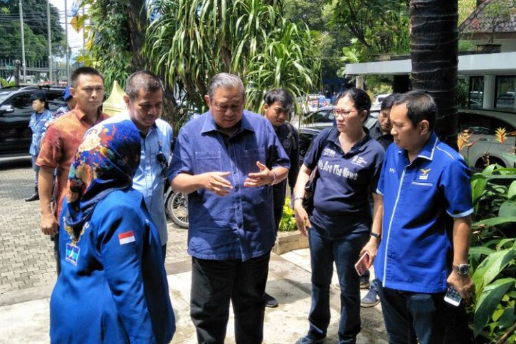 Susilo Bambang Yudhoyono (SBY) tiba di kantor DPP Demokrat, Jalan Proklamasi, Jakarta, Selasa (6/2/2018). SBY berencana akan melaporkan pengacara Setya Novanto, Firman Wijaya ke Bareskrim Polri.