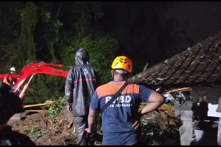 Tim operasional gabungan saat mengevakuasi satu keluarga yang tertimpa longsor di Kelurahan Cempaka, Kabupaten Bali, Bali, pada Jumat (7/72023) pukul 21.00 Wita./ BPBD Bangli
