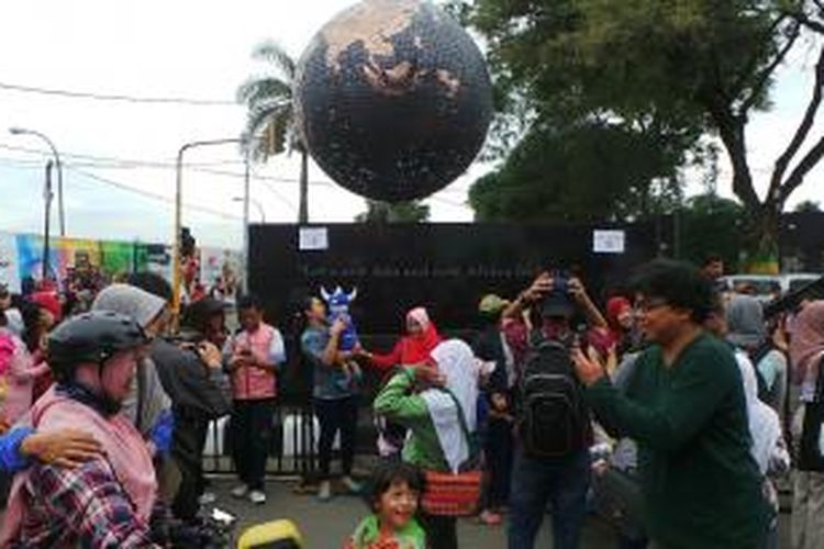 Warga Bandung berkunpul di depan Monumen Bola Dunia di dekat Alun-Alun Bandung, Jawa Barat, Sabtu (25/4/2015). Monumen Bola Dunia diresmikan oleh Presiden Republik Indonesia, Joko Widodo saat menutup 