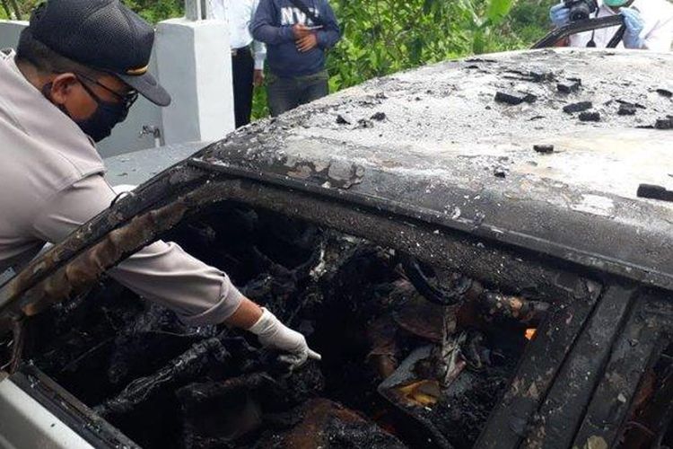 Polisi melakukan olah TKP kasus terbakarnya mobil Daihatsu Charade di Pandaan Pasuruan yang menewaskan 2 balita. 