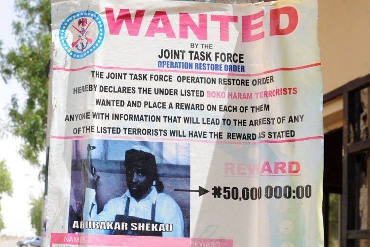 Sebuah poster pada 2013 menjanjikan hadiah untuk informasi atas Abubakar Shekau, pemimpin militan Boko Haram, yang fotonya terpampang dalam pengumuman tersebut.