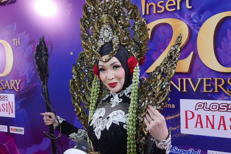 Artis Roro Fitria tampil glamor dengan balutan kostum bak ratu kerajaan di acara ulang tahun Insert yang ke-20.
