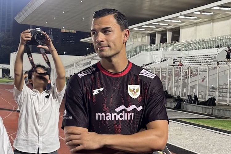 Kiper Timnas Indonesia, Emil Audero, ketika berbicara dengan wartawan dalam sesi doorstop jelang sesi latihan di Stadion Madya, Senin (2/6/2025).