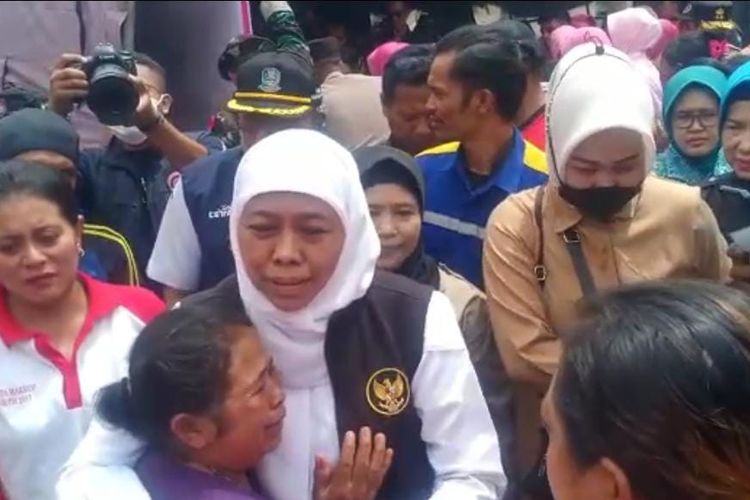 Salah seorang warga korban banjir bandang Ijen saat memeluk khofifah minta bantuan 