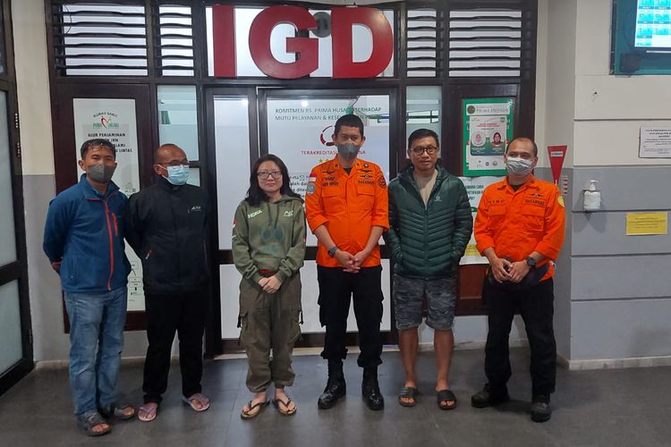 Basarnas Jawa Timur menyerahkan Yurbianto Basri, peserta Mantra Summits Challenge 2022 yang hilang di Gunung Arjuno ke keluarga.