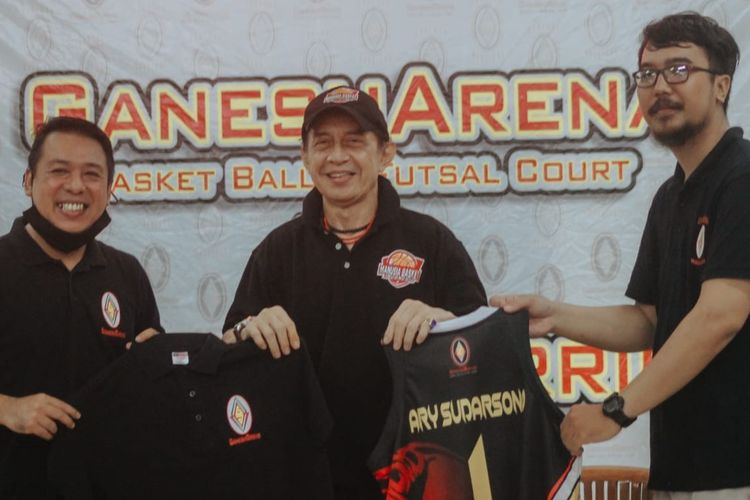 Founder Manusia Basket Indonesia (MBI) Ary Sudarsono (tengah) saat coaching clinic klub basket Ganesha Warriors di GaneshArena Indoor Court, Karawang, Jawa Barat, pada Sabtu (27/11/2021) bersama Manusia Basket Indonesia (MBI).