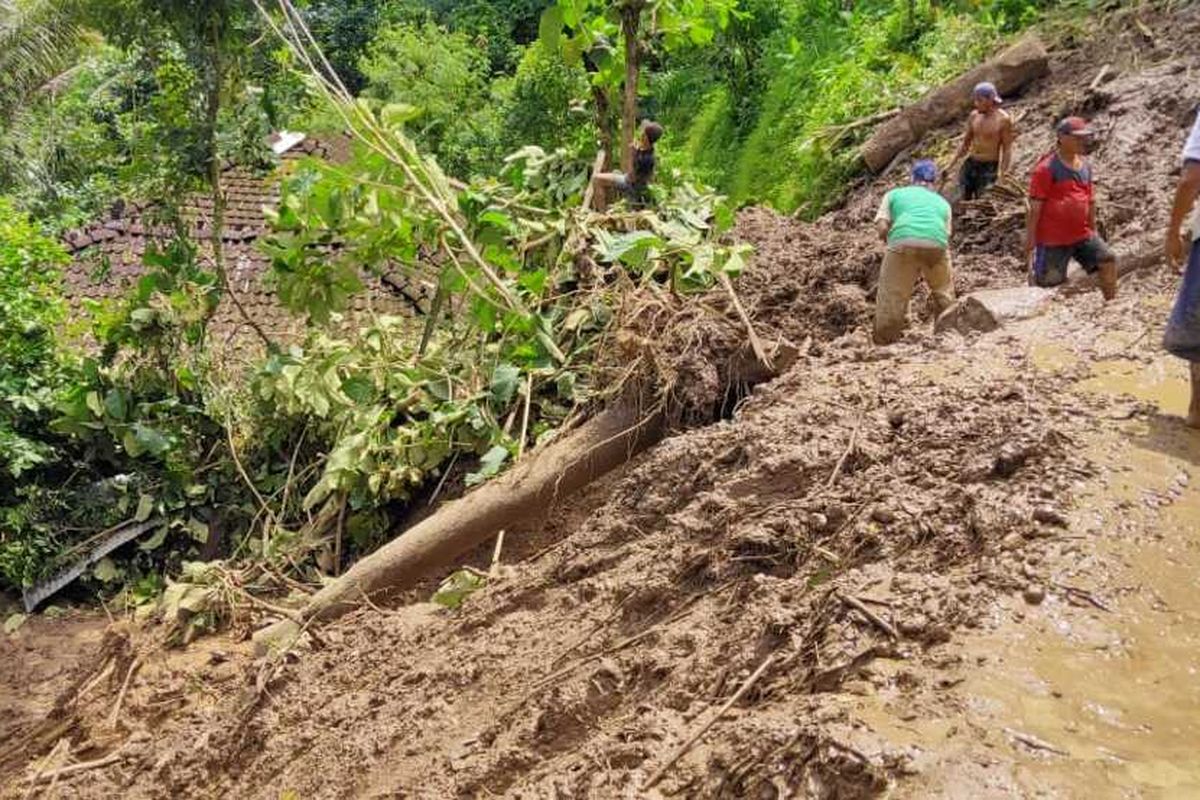Tebing setinggi sekitar 15 meter longsor hingga berujung menutup ruas jalan Kabupaten di Dukuh Kambangan, Desa Menawan, Kecamatan Gebog, Kabupaten Kudus, Jawa Tengah, Sabtu (12/2/2021)