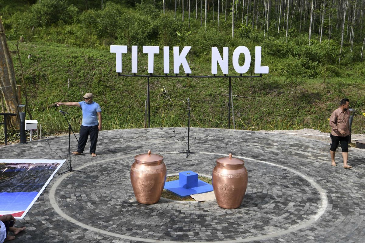 Pekerja menyelesaikan pekerjaan persiapan jelang seremoni ritual Kendi Nusantara di titik nol Ibu Kota Negara (IKN) Nusantara di Kecamatan Sepaku, Penajam Paser Utara, Kalimantan Timur, Minggu (13/3/2022). Presiden Joko Widodo akan menggelar seremoni ritual Kendi Nusantara dengan mengumpulkan 34 tanah dan air yang dibawa oleh 34 gubernur se-Indonesia di titik nol IKN Nusantara pada Minggu (14/3/2022).