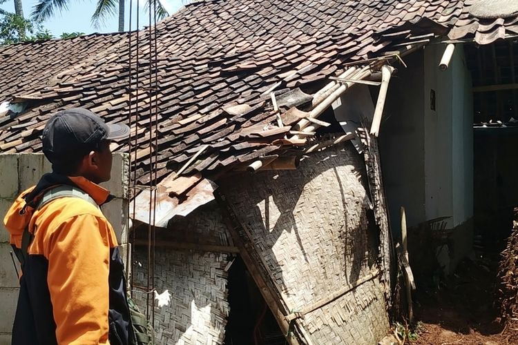 Petugas BPBD mengecek kondisi rumah terkena tanah longsor di Gegerbitung, Sukabumi, Jawa Barat, Senin (27/1/2020).