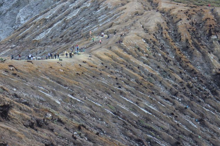 Punggung kawah Ijen terlihat begitu eksotis, wisatawan sudah mulai ramai di tempat ini