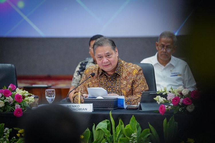 Menko Perekonomian Airlangga Hartanto saat memaparkan 15 stimulus kebijakan pemerintah di bidang perekonomian dalam Konferensi Pers Paket Kebijakan Ekonomi untuk Kesejahteraan di Jakarta, Senin (16/12/2024). 