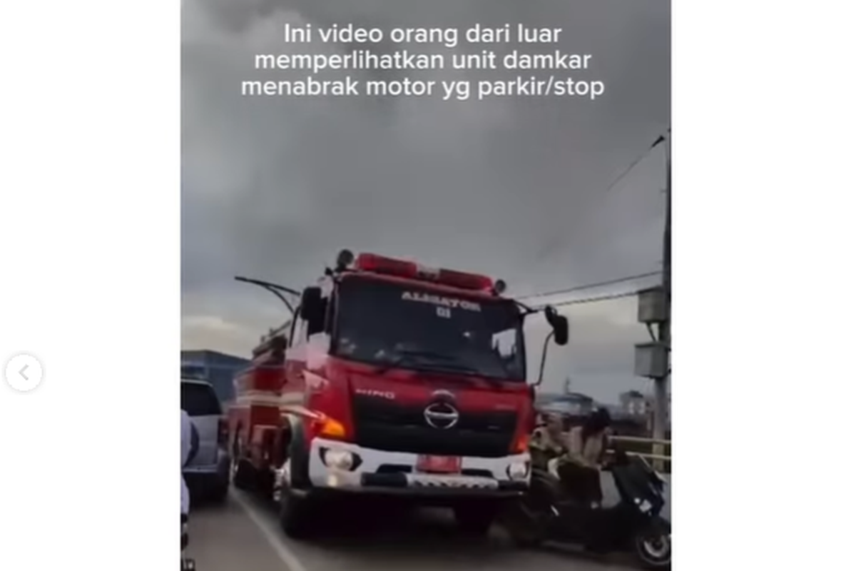 Video mobil damkar tabrak sepeda motor.