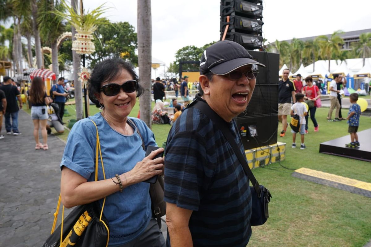 Iie dan Gunadi, pasangan suami istri berusia 64 dan 69 tahun asal Jakarta, yang untuk pertama kalinya mencoba lomba lari 10 kilometer di ajang Maybank Marathon Bali 2019. Mereka ditemui seusai mengambil race pack di Taman Bhagawan, Tanjung Benoa, Nusa Dua, Sabtu (7/9/2019).
 