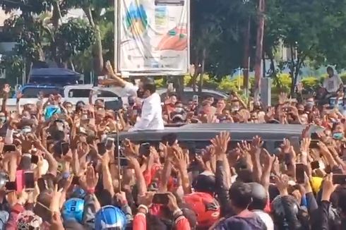 Jokowi Disambut Kerumunan Warga Saat Menuju Bendungan Napun Gete, Ada yang Ingin Swafoto