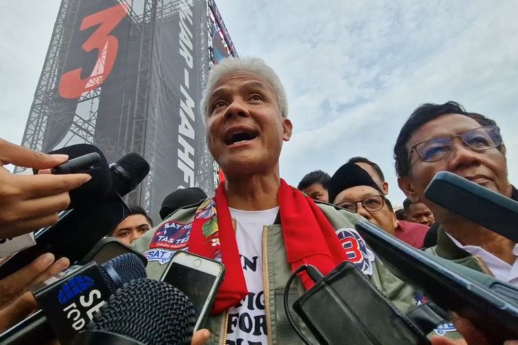 Calon presiden nomor urut 03 Ganjar Pranowo ditemui usai kampanye akbar Hajatan Rakyat di Simpang Lima Kota Semarang, Sabtu (10/2/2024) sore.