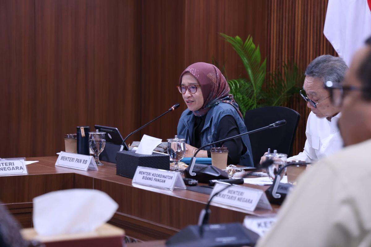 Menteri PANRB Rini Widyantini&nbsp;saat Rapat Koordinasi Terbatas Tim Koordinasi Penyelenggaraan Program Makan Bergizi Gratis di Jakarta, Selasa (28/10/2025).