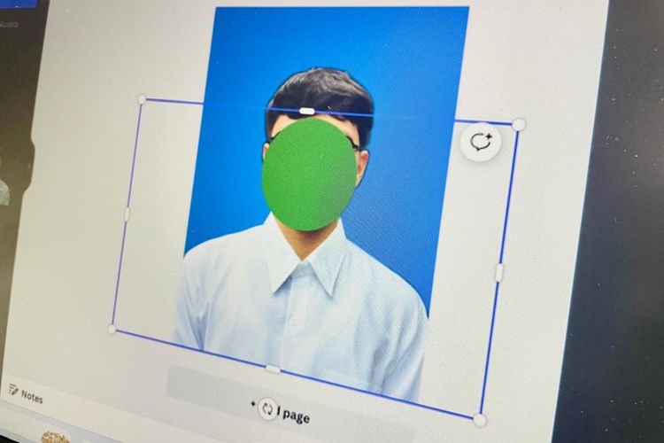 Ilustrasi cara edit foto pakai kemeja putih online.