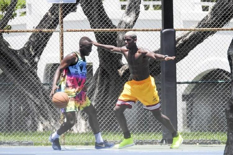 Paul Pogba mengisi masa pemulihan dengan berolahraga basket