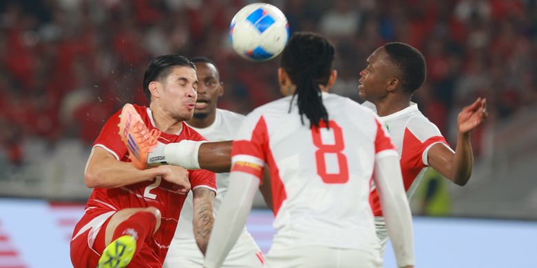 Kevin Diks berebut bola dengan lawan dalam laga Timnas Indonesia vs Mozambik yang berlangsung di Stadion Utama Gelora Bung Karno pada Selasa (9/6/2026).
