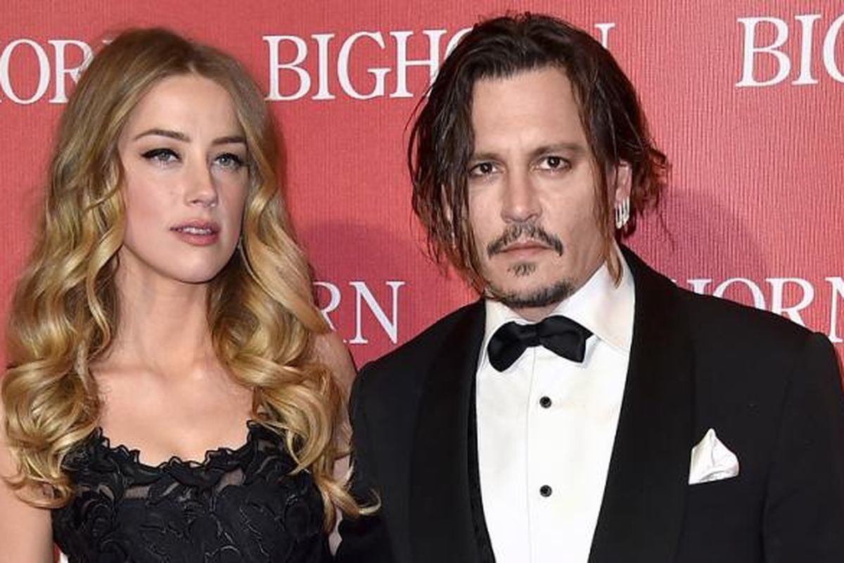 Pasangan Amber Heard (kiri) dan Johnny Depp (kanan) menghadiri Palm Springs International Film Festival Awards Gala di Palm Spring, California, pada 2 Januari 2016.