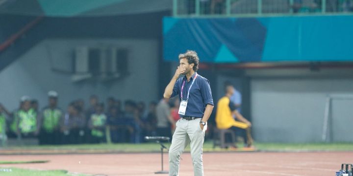 Pelatih Timnas Indonesia, Luis Milla, mengamati pertandingan kontra Taiwan pada laga Grup A Asian Games 2018 di Stadion Patriot, 12 Agustus 2018. 