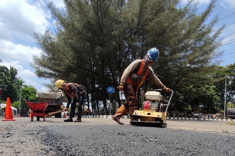 Sejumlah petugas memperbaiki jalur utama pantura di Simpang Pegambiran Kecamatan Harjamukti Kota Cirebon Jawa Barat, Rabu (27/3/2024) siang. Perbaikan jalur Pantura ini dilakukan untuk mendukung kelancaran arus mudik 2024 dan ditargetkan selesai pada 1 April mendatang