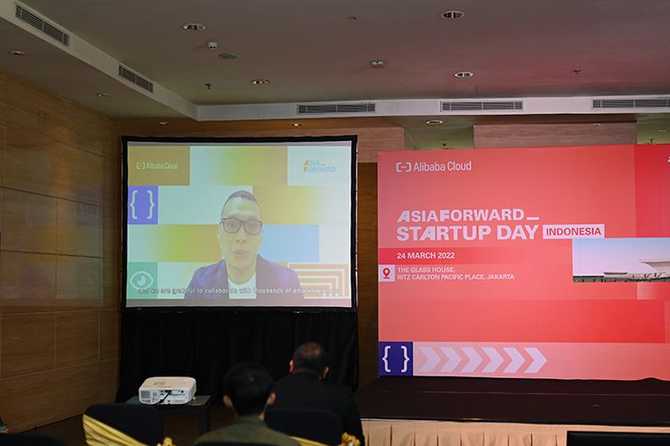 General Manager Alibaba Cloud Indonesia Leon Chen memberi sambutan dalam acara Alibaba Startup Day Indonesia. 